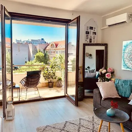 Sunny Deluxe Apt. & Terrace דירה