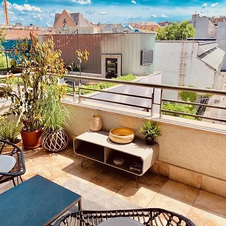 Sunny Deluxe Apt. & Terrace 아파트 *