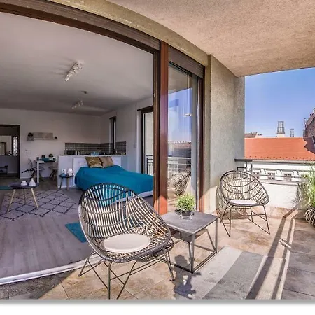 Sunny Deluxe Apt. & Terrace *