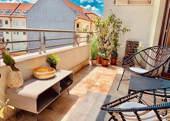 Sunny Deluxe Apt. & Terrace شقة *