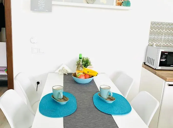 Sunny Deluxe Apt. & Terrace شقة بودابست