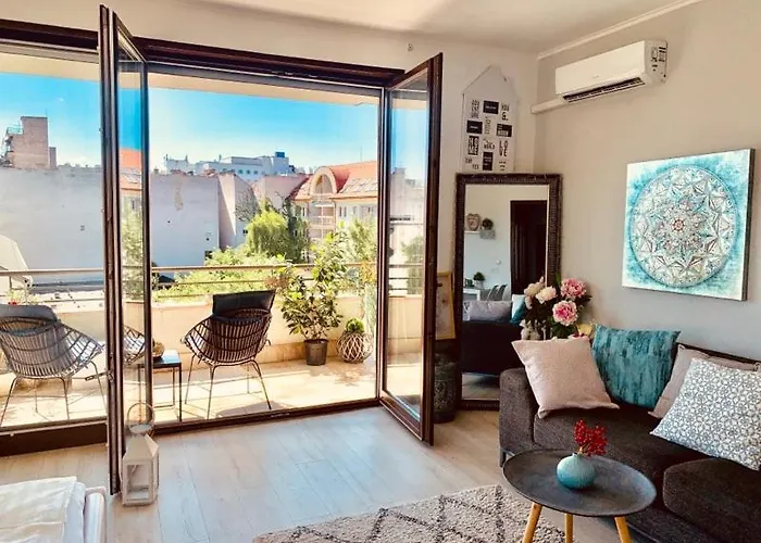 Sunny Deluxe Apt. & Terrace شقة