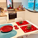 Sunny Deluxe Apt. & Terrace *